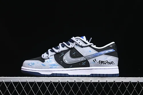 All Categories Nk SB Dunk Series Nk SB Dunk Low Low-top sneakers Nk Dunk Low Samsara Star Pupils Universe Stars Mysterious style English graffiti Low-top casual sneakers FQ8826-100